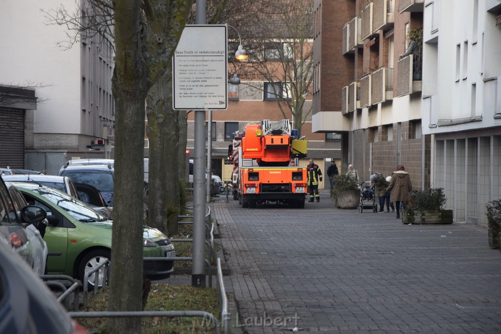 Feuer 1 Koeln Vingst Hesshofplatz P49.JPG - Miklos Laubert